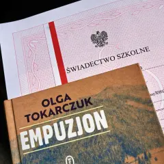 Świadectwo z paskiem i książka "Empuzjon" Olgi Tokarczuk. Symboliczne połączenie edukacji i literatury.