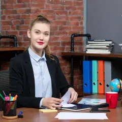 Zarządzanie oświatą: kurs czy studia? Wybór, który zmienia karierę