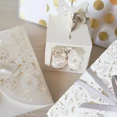 Eleganckie zaproszenia z motywem kwiatowym i motylkowym, idealne na ślub. Dowiedz się, jak się pisze zaproszenie, by zachwycić gości.