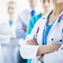 Lekarze w białych fartuchach, z fioletowym stetoskopem. Zastanawiasz się, ile trwają studia medyczne? To długa droga do zawodu.