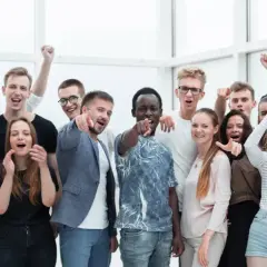 Grupa młodych ludzi z entuzjazmem pozuje do zdjęcia. Ich pozytywne emocje i okrzyki mogą być odzwierciedleniem dobrych **uniwersytet ekonomiczny w krakowie opinie**.