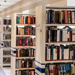 W bibliotece rzędy regałów uginają się pod ciężarem książek. Czy znajdzie się tu jaka średnia na czerwony pasek?