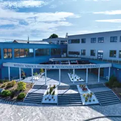 Nowoczesny budynek Wyższej Szkoły Biznesu National-Louis University, idealne miejsce na studia 1 stopnia.