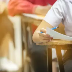 Uczeń pisze test, starając się zdobyć jak najwięcej punktów za oceny.