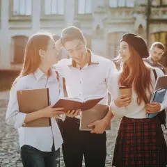Studenci na kampusie, dyskutujący o swoich studiach inżynierskich.