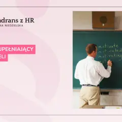 Nauczyciel pisze na tablicy słowa związane z motywacją, przygotowując się do urlopu uzupełniającego.