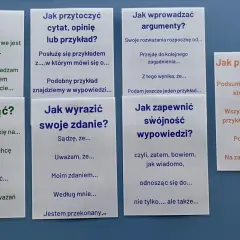 Pomocne zwroty do rozprawki: teza, jak zacząć, przytoczyć przykład, wyrazić zdanie, wprowadzać argumenty, zapewnić spójność, podsumować.