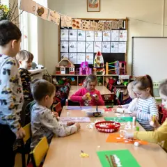 Dzieci tworzą prace plastyczne na zajęciach. Trwa rekrutacja uzupełniająca do przedszkola.