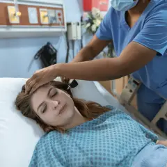 Pielęgniarka bada pacjentkę w szpitalu. To obraz inspirujący do rozważań, jak zostać pielęgniarką i pomagać innym.