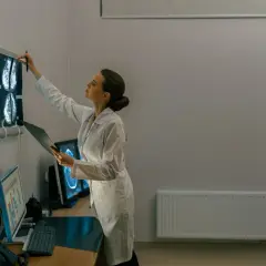 Lekarka analizuje wyniki badań. Warto sprawdzić warszawska uczelnia medyczna im. Tadeusza Koźluka opinie.