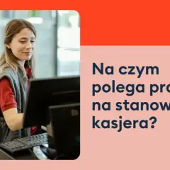 Uśmiechnięta ekspedientka pracuje przy kasie w sklepie.
