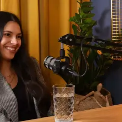 Uśmiechnięta studentka administracji podczas nagrania podcastu.
