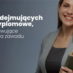 Uśmiechnięta kobieta z notatnikami, symbolizująca pedagogika studia. Informacja dla osób podejmujących studia podyplomowe.