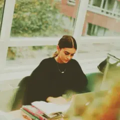 Studentka pochłonięta nauką, przygotowująca się do egzaminów z kryminologii.