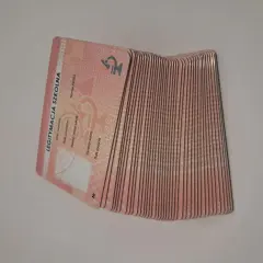 Stos szkolnych legitymacji, ważnych dokumentów potwierdzających tożsamość ucznia. Każde świadectwo jest gotowe do odbioru.