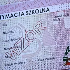 Fragment legitymacja szkolna z polami na dane ucznia i pieczęcią "WZÓR". Widoczny mikroskop.