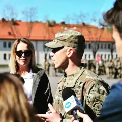 Jak dostać się do wojska po studiach - poznaj kluczowe ścieżki i wymagania