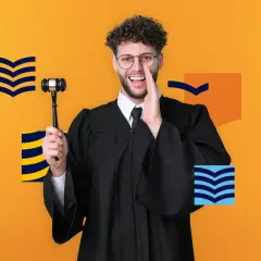 Młody mężczyzna w todze sędziowskiej z młotkiem, krzyczy, informując o wymaganiach na studia prawnicze.