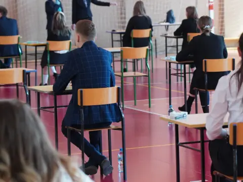 O której zaczynają się matury? Kluczowe informacje i godziny egzaminów