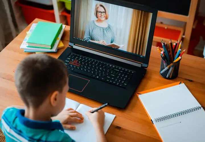 Zdalne nauczanie ile godzin dziennie? Sprawdź, co mówią rodzice