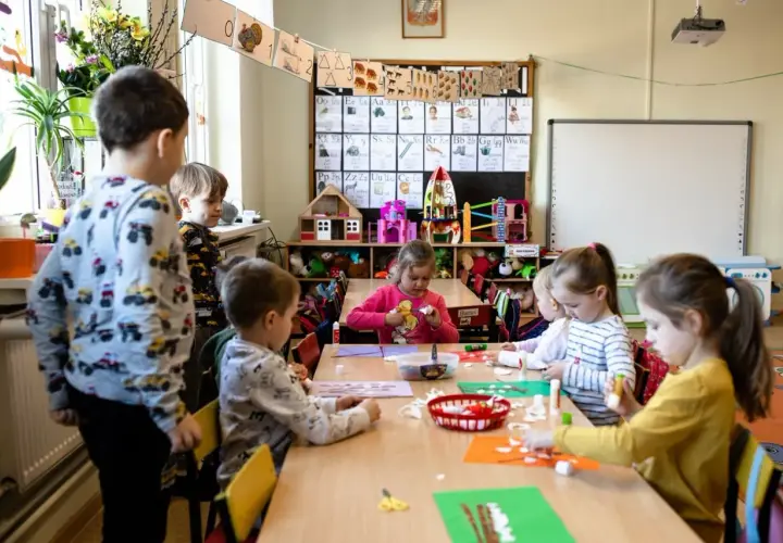 Dzieci tworzą prace plastyczne na zajęciach. Trwa rekrutacja uzupełniająca do przedszkola.