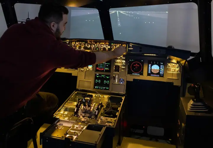 Symulator lotu, gdzie pilot ćwiczy manewry. To przyszłość lotnictwa i kosmonautyki.