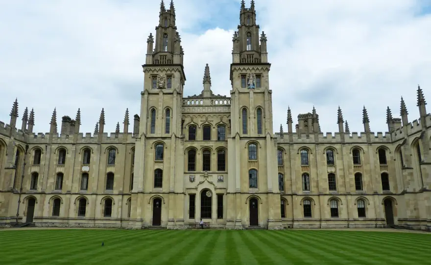 Oxford - Rekrutacja, koszty, nauka. Czy to dla Ciebie?