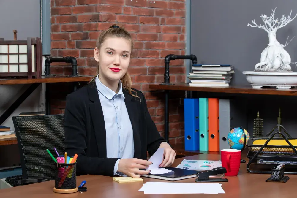 Zarządzanie oświatą: kurs czy studia? Wybór, który zmienia karierę