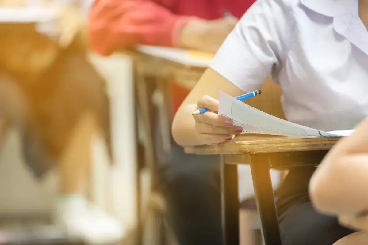 Uczeń pisze test, starając się zdobyć jak najwięcej punktów za oceny.