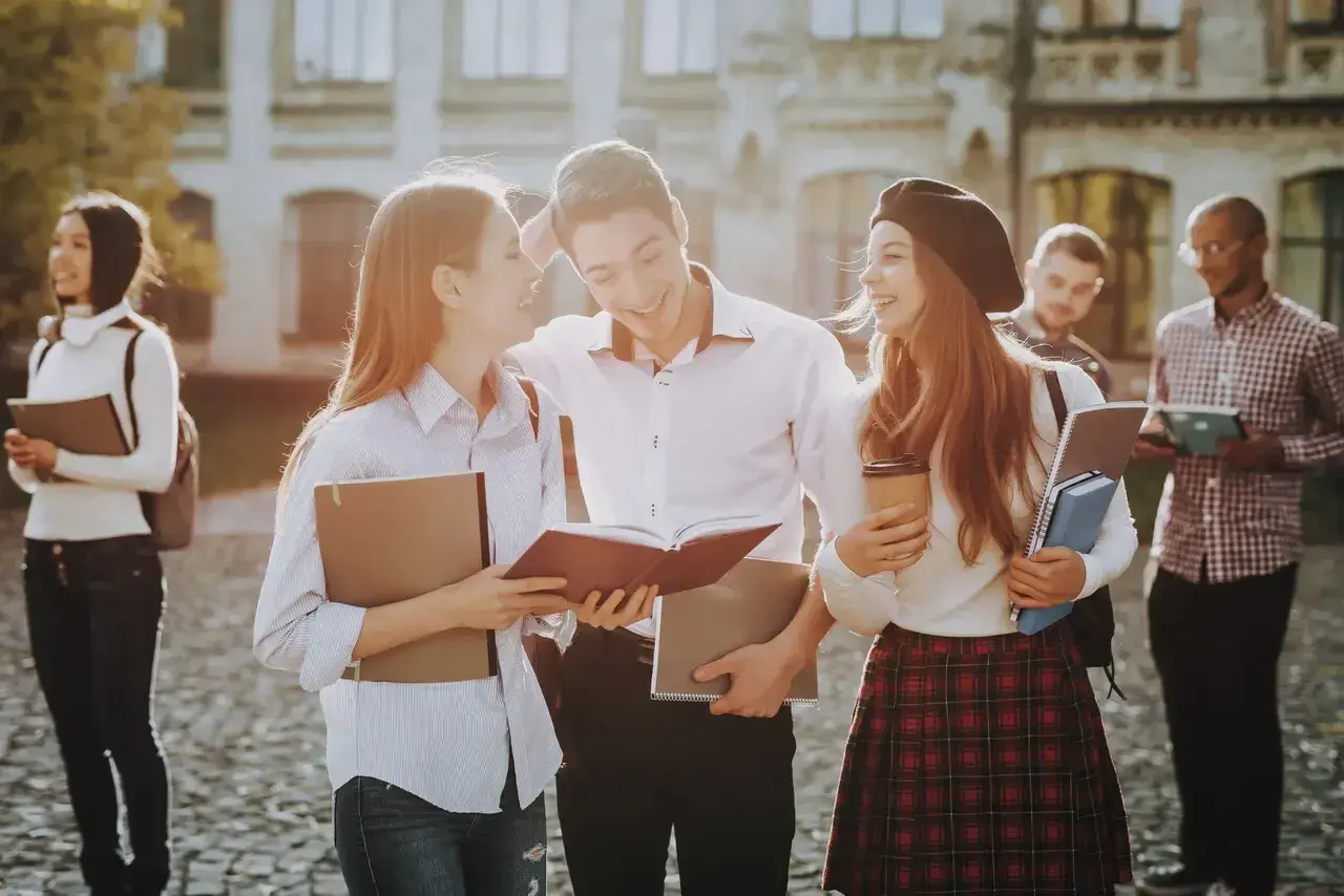 Studenci na kampusie, dyskutujący o swoich studiach inżynierskich.