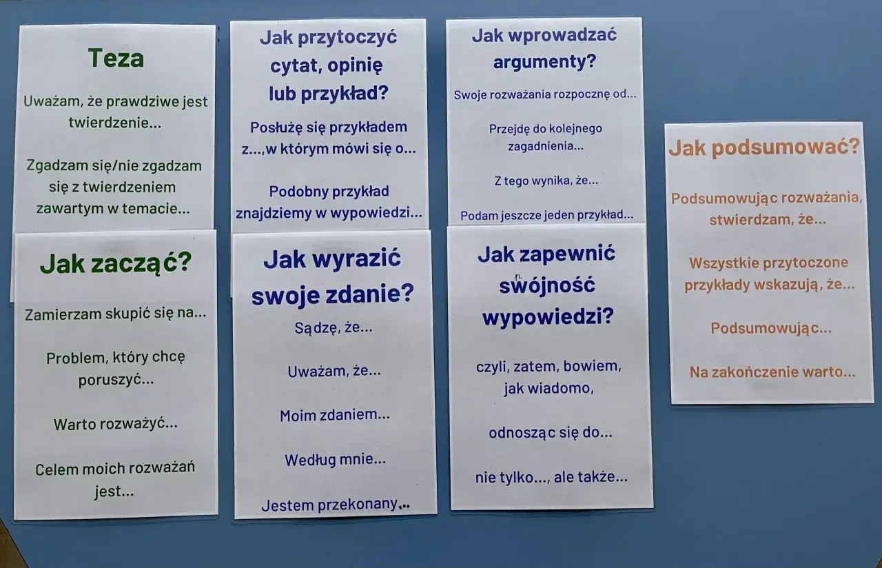 Pomocne zwroty do rozprawki: teza, jak zacząć, przytoczyć przykład, wyrazić zdanie, wprowadzać argumenty, zapewnić spójność, podsumować.