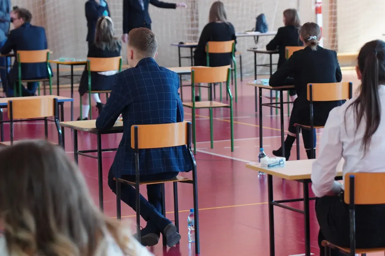 O której zaczynają się matury? Kluczowe informacje i godziny egzaminów