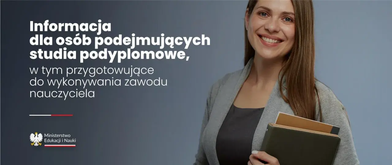 Uśmiechnięta kobieta z notatnikami, symbolizująca pedagogika studia. Informacja dla osób podejmujących studia podyplomowe.
