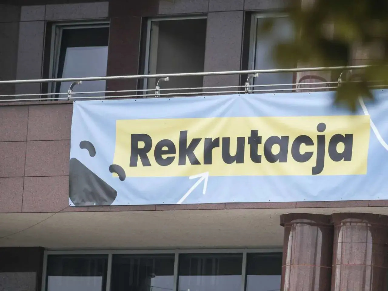 Baner z napisem "Rekrutacja" na budynku. Czas na studia!