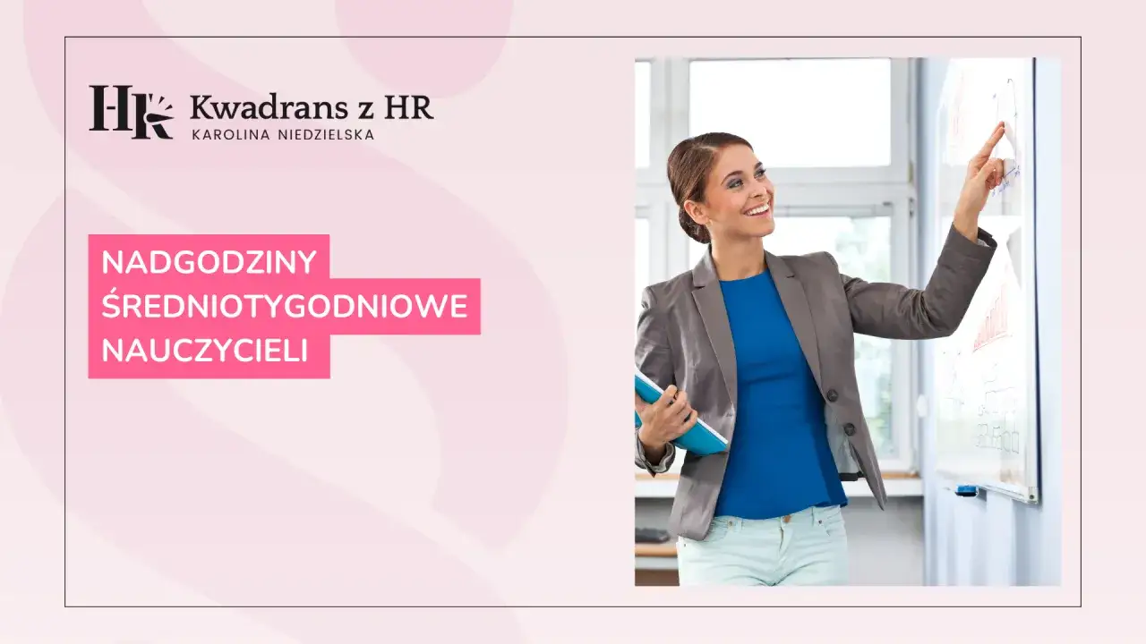 Kobieta wskazuje na wykresy na tablicy, omawiając zagadnienie godzin ponadwymiarowych nauczycieli.
