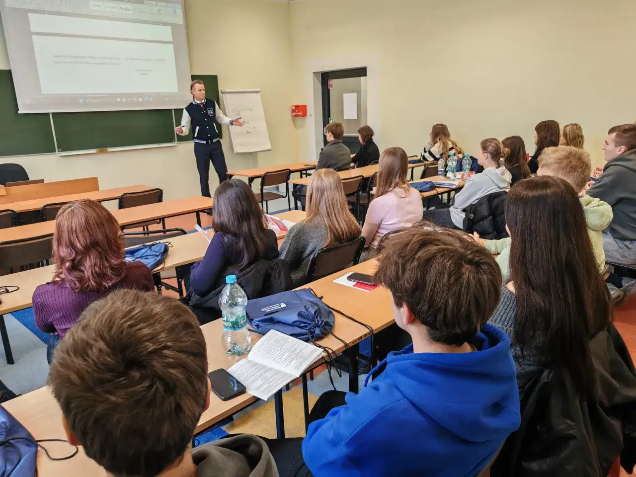 Wykład o tym, ile trwają studia prawnicze. Nauczyciel wyjaśnia zagadnienia, a studenci uważnie słuchają.