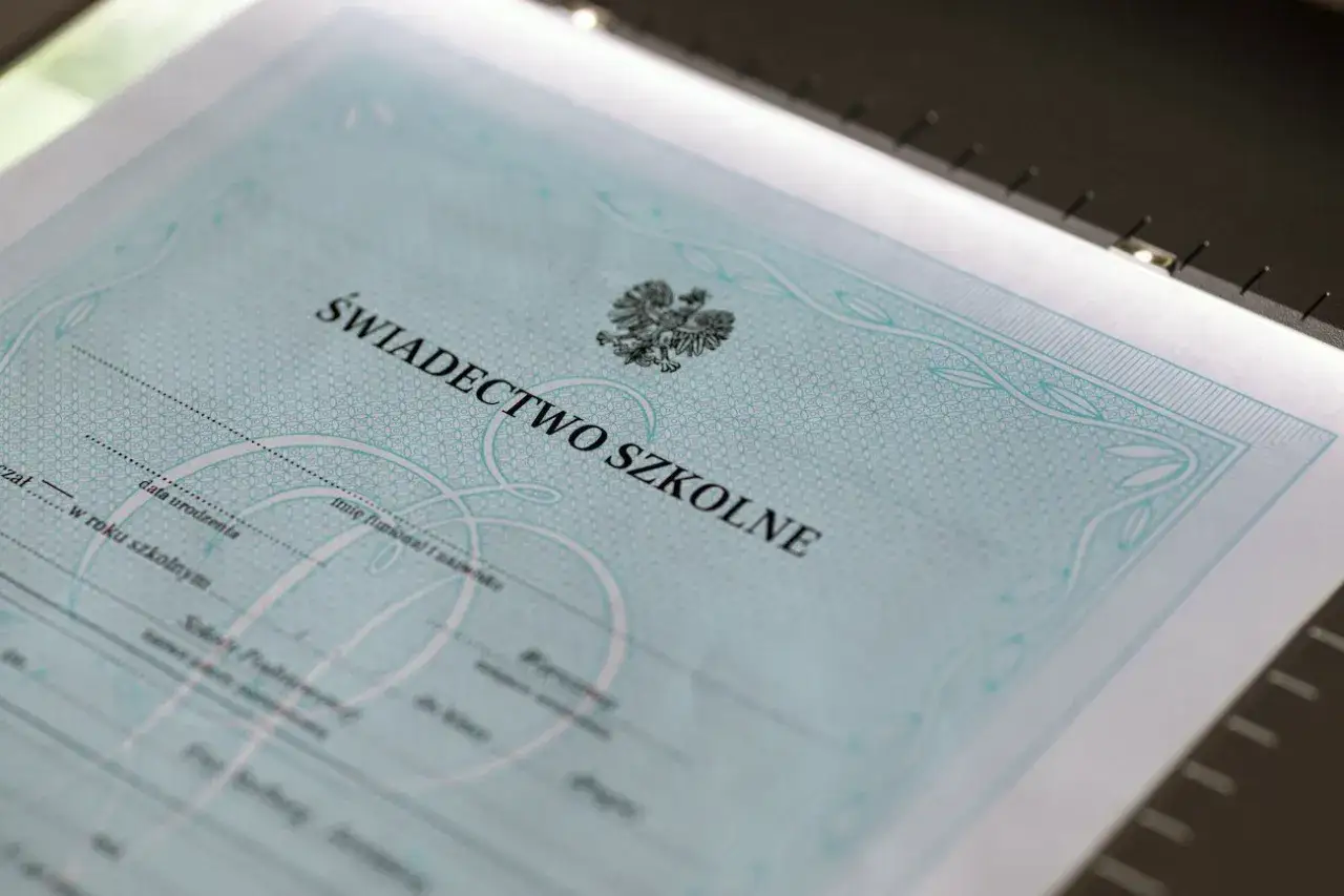 Świadectwo szkolne z godłem Polski. Dokument zawiera pola na dane ucznia i informacje o roku szkolnym.