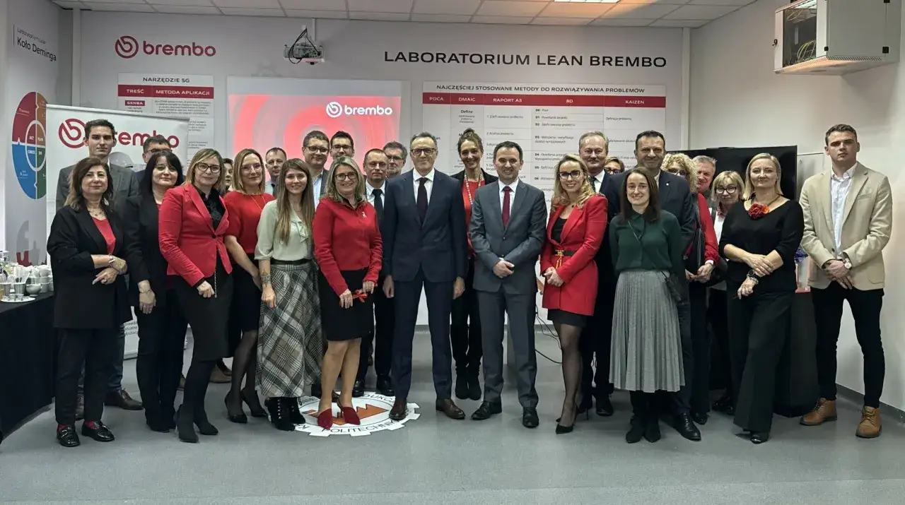 Zespół specjalistów od zarządzania i inżynierii produkcji w laboratorium Lean Brembo, gotowy do rozwiązywania problemów.